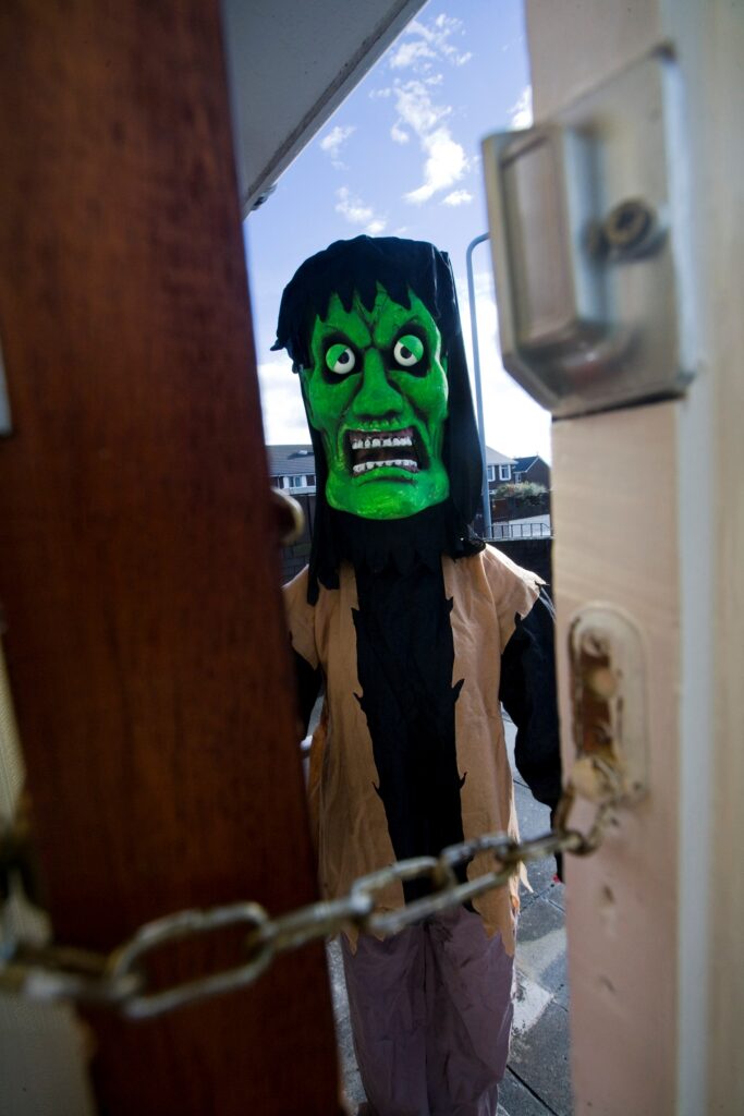 NI Water publicity image warning householders to be alert to bogus callers as darker evenings return